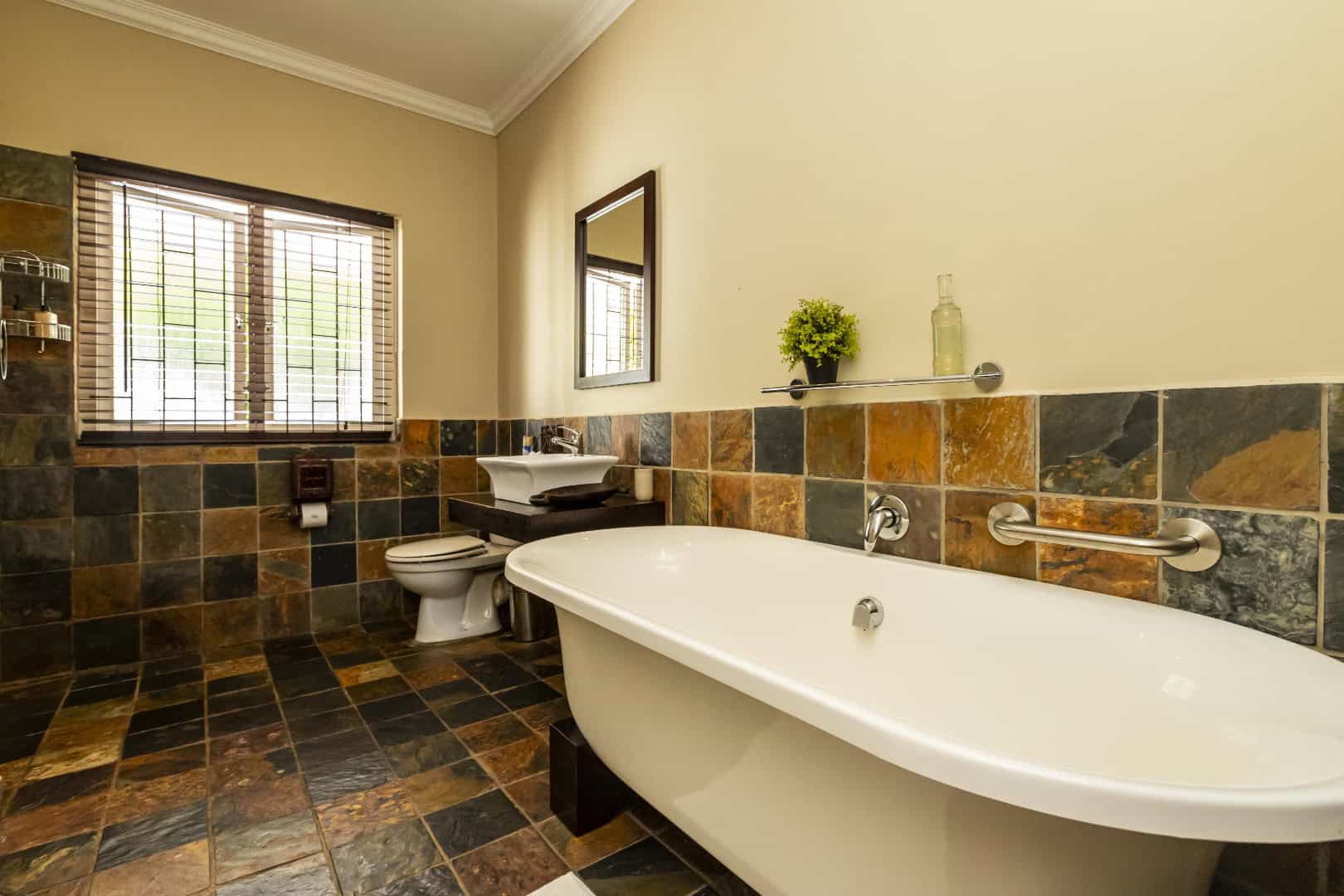 Fish Eagle Manor Home Gallery 4